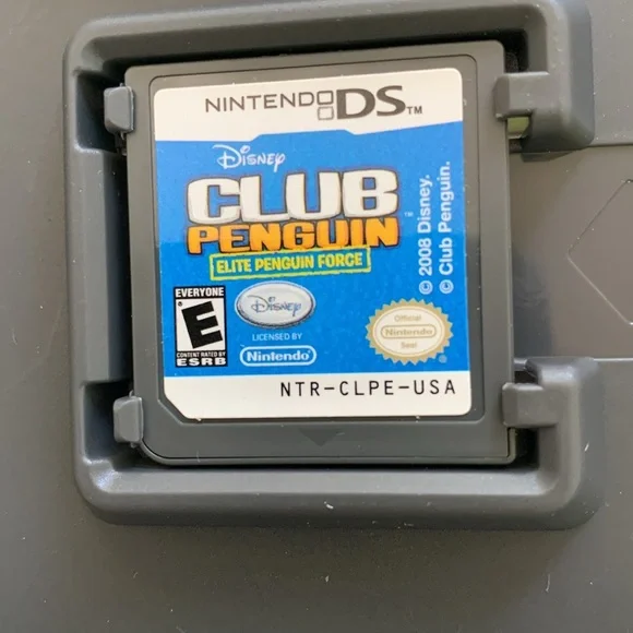 Nintendo DS Disney game Club Penguin - Picture 3 of 4